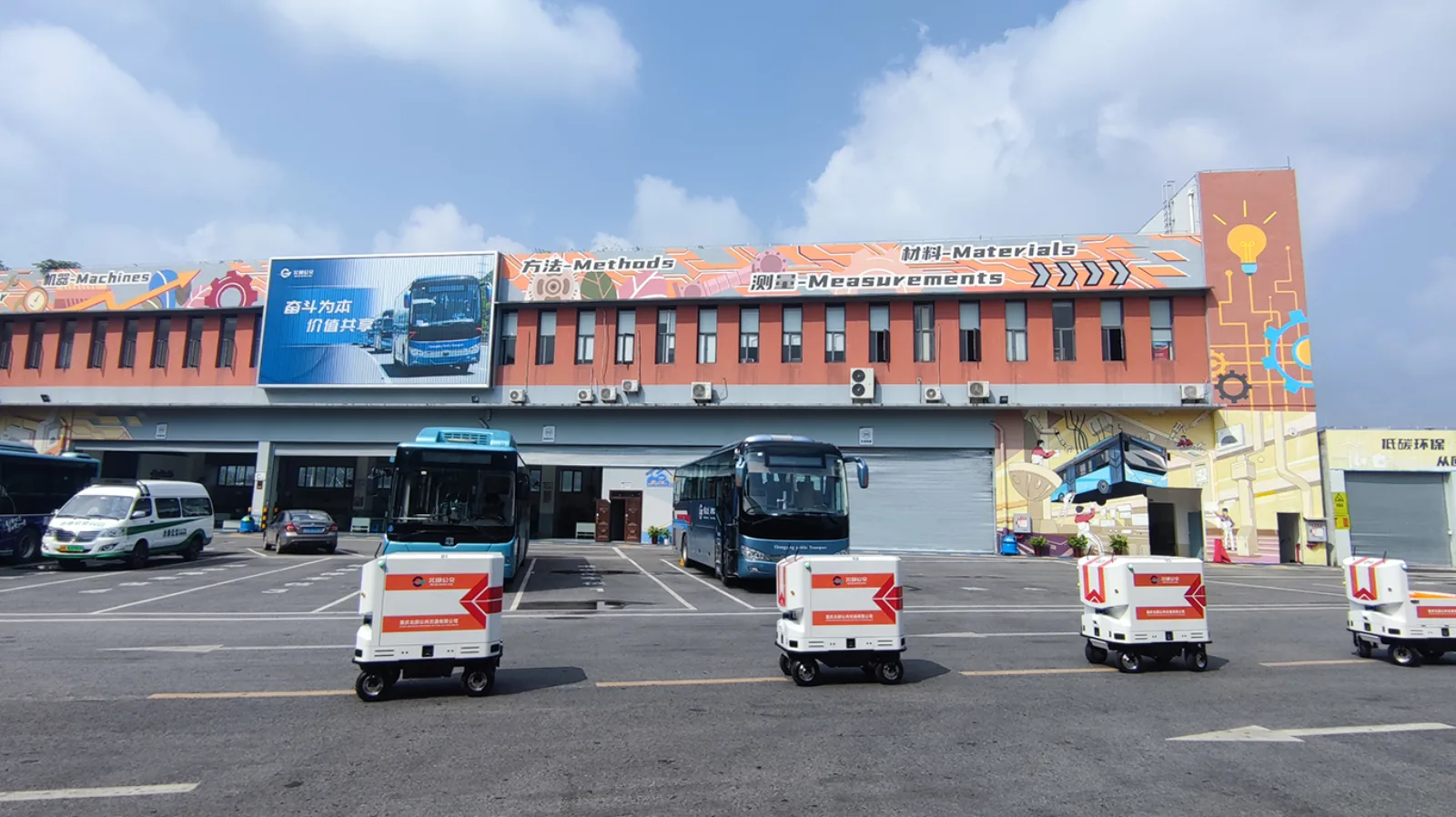 Flotte von Lieferrobotern auf Basis der RANGER-Plattform vor einem Busdepot